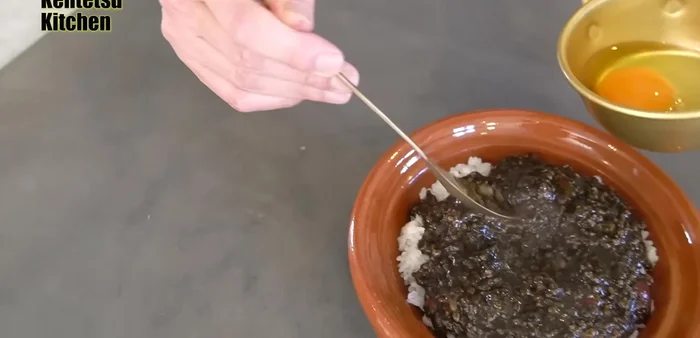 Make a small hole in the Matthorn egg and place it in the curry.