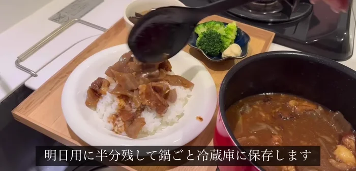 Serve the heated beef tendon over rice. Add the prepared eggplant as a side.