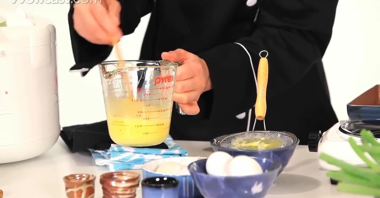 Preparing the tamagoyaki pan