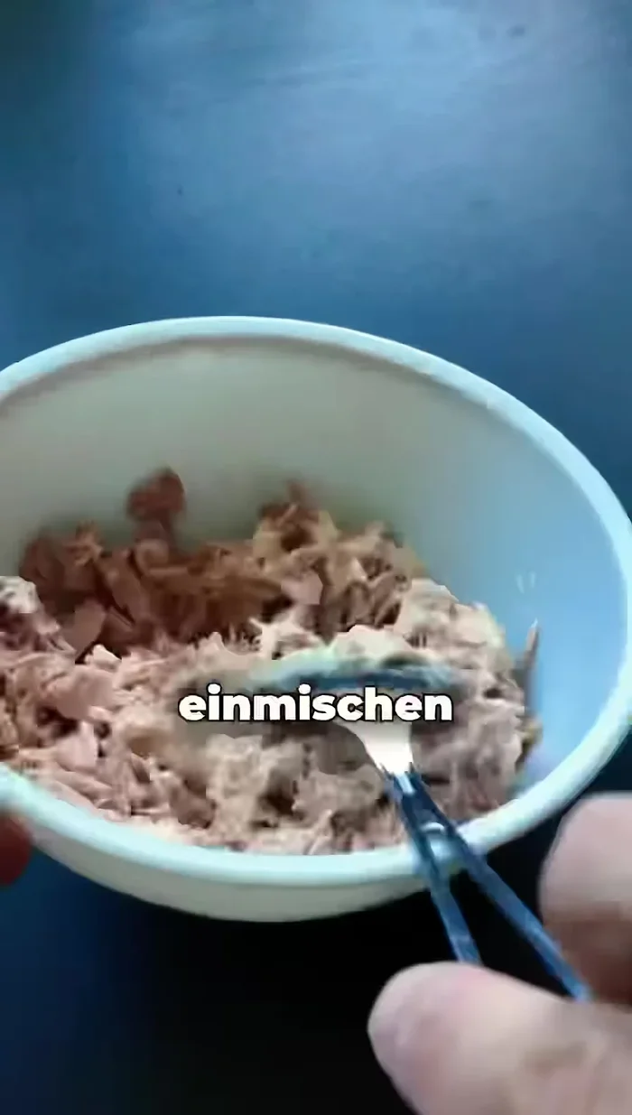 Mix tuna with mayonnaise and soy sauce.
