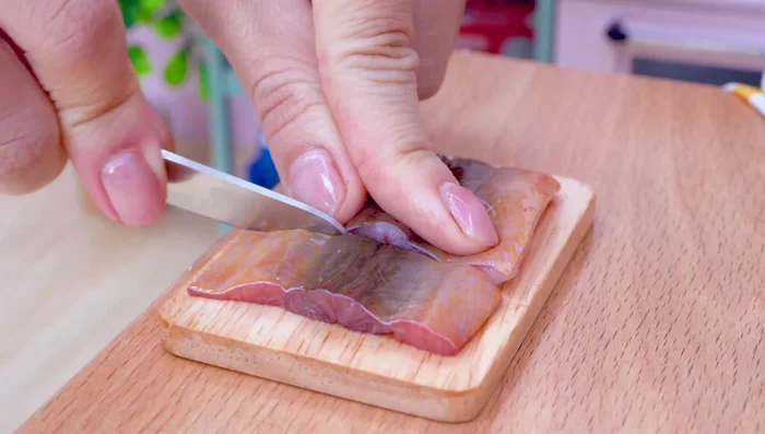 Slice the eel into pieces.