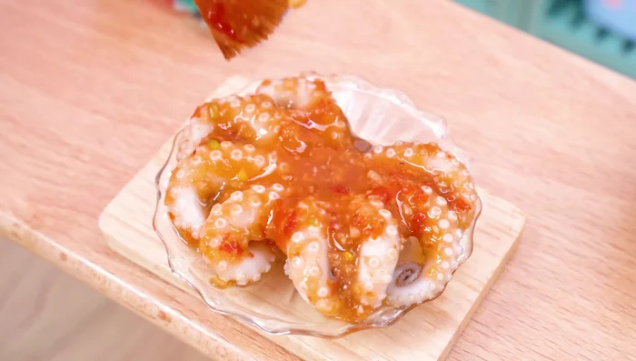 Spread the sauce on the octopus.