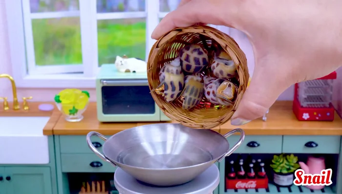 Boil snails with lemongrass.