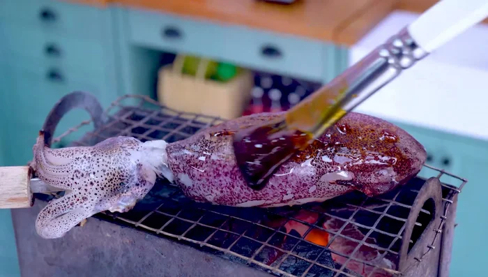 Grill squid with BBQ sauce.