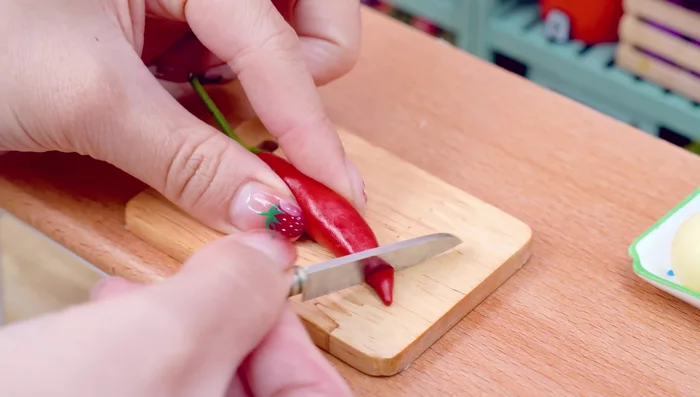 Chop the chili finely. Mince the chili.