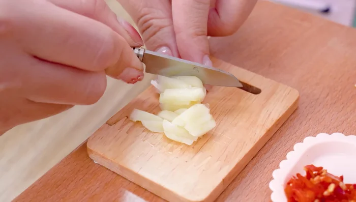Chop the garlic finely. Mince the garlic.