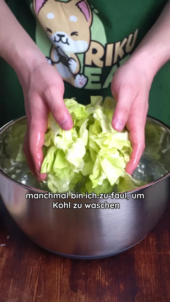 Cut pointed cabbage into bite-sized pieces.