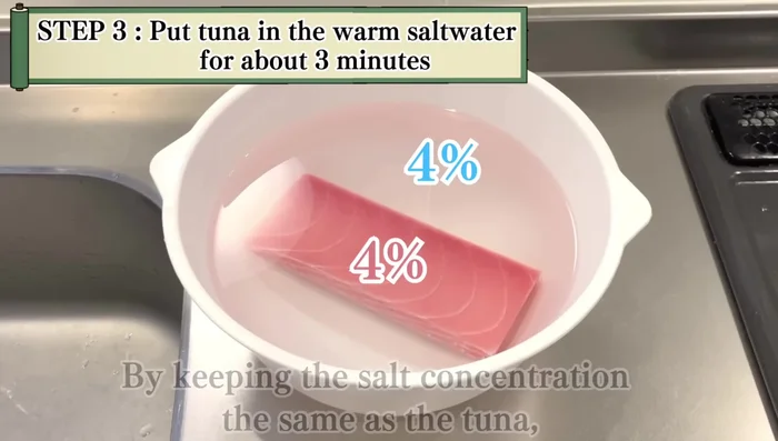 Submerge in salt water: Place the tuna in the warm salt water for approximately 3 minutes.