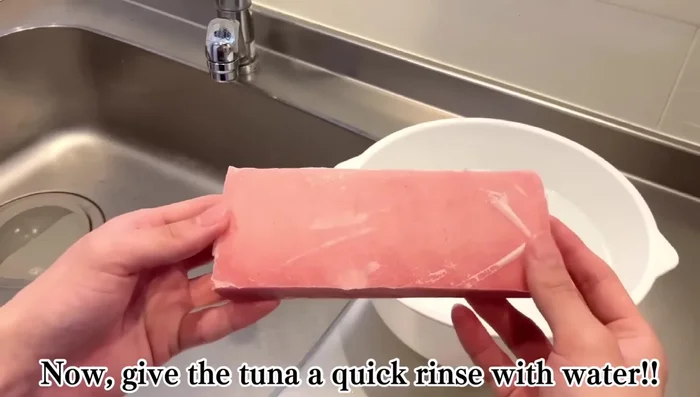 Rinse the tuna: Quickly rinse the tuna under water to remove any surrounding ice.