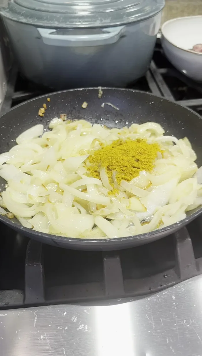 In a pot, combine SMB curry powder, ginger, garlic, ketchup, and mix well.
