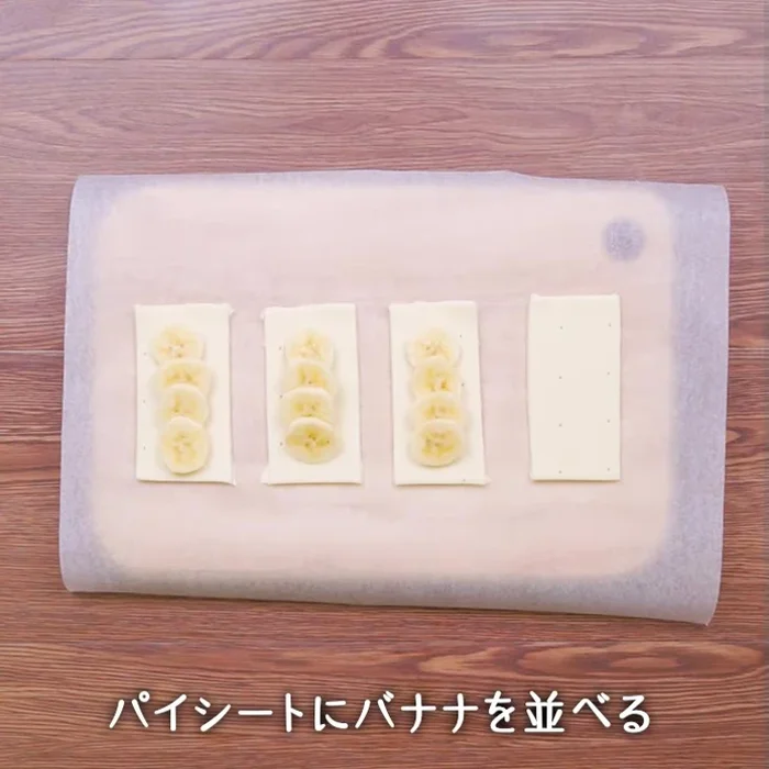 Fill the pie crust with the prepared bananas.