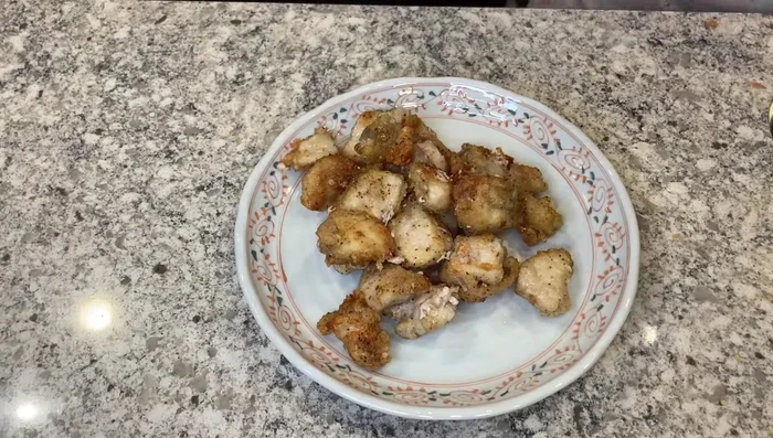 Place the fried chicken in a bowl and pour the vegetable marinade over it.