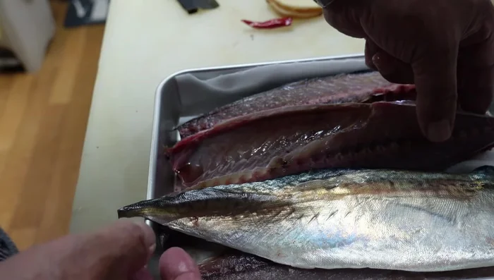 Prepare the mackerel and other ingredients.