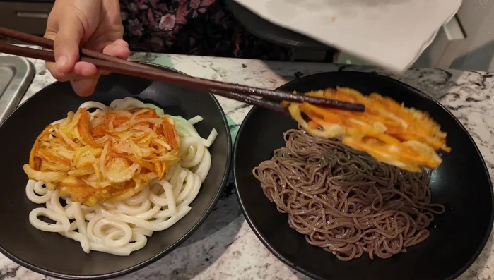 Place the kakiage on top of the cooked noodles (udon or soba).