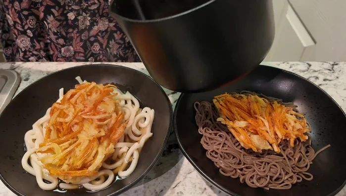 Pour the soup over the kakiage and noodles.