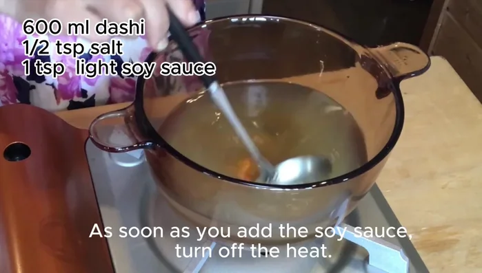 Warm dashi, season with salt and soy sauce, add cooked sea bream.