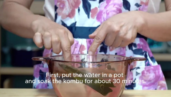 Soak kombu in water for 30 minutes.