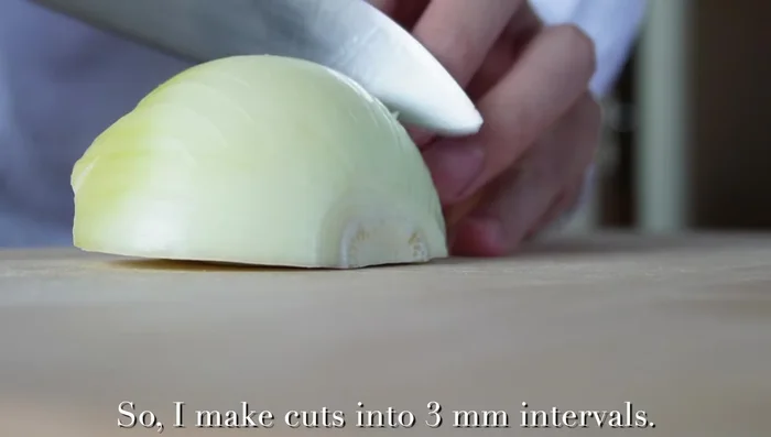 Finely chop the onion into 3mm towers, then horizontally from the bottom. (This step might be difficult for children, but it's achievable.)