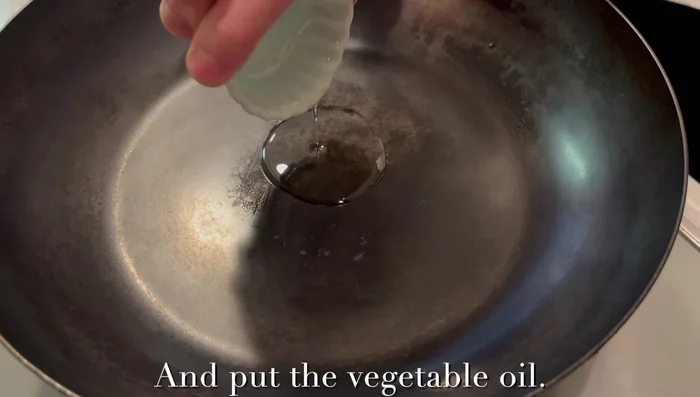 Sauté the onion in vegetable oil over low heat until transparent (about 5 minutes). Stirring regularly brings out the sweetness and makes the hamburger steak more delicious. (Avoid browning for a better texture.)
