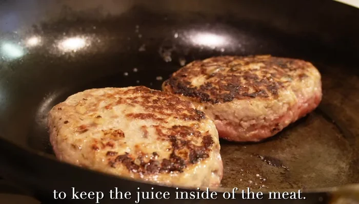 After flipping, add 50g of water to the pan, cover, and steam for 6 minutes over medium heat. (Adjust cooking time based on patty thickness.) Steaming ensures soft and juicy patties.