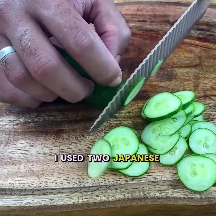 Place the cucumber slices in a sieve. Add 3 tablespoons of salt and mix well.