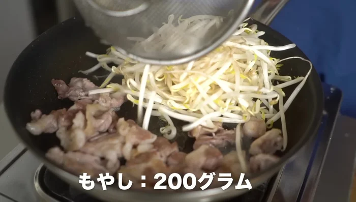 Add bean sprouts and mix with the oil released from the pork.