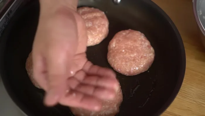Cook the patties: Heat oil in a frying pan. Place the patties in the pan and cook over medium heat until browned. Flip them and cover the pan with a lid to steam-fry for about 6 minutes.