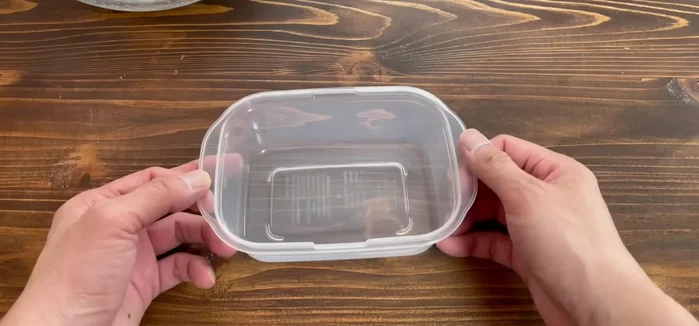 Prepare a 400ml Tupperware.