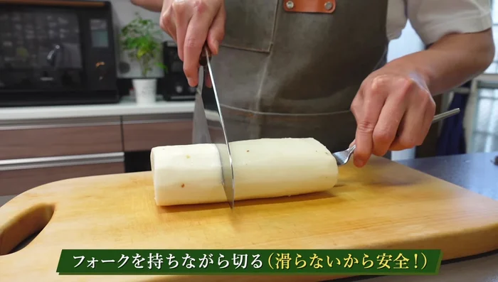 Cut the yam into bite-sized pieces. Hold the yam securely while cutting to prevent slipping.