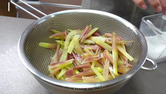 While still warm, sprinkle salt generously over the myoga.