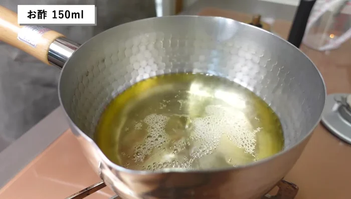Prepare sweet sauce: Mix water, vinegar, and sugar in a 3:2:1 ratio. Heat until sugar dissolves.