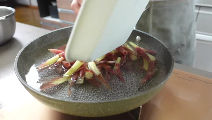 Boil water and blanch the myoga for 20 seconds to remove bitterness.