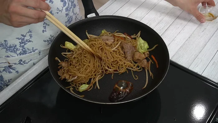 Add soy sauce: Add soy sauce at the end, stir-fry briefly to create a fragrant flavor. Set aside.