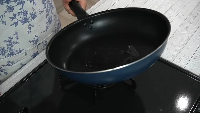 Make the thin omelet: Heat salad oil in a 24cm frying pan over medium heat. Pour in the egg mixture, swirling the pan to spread it evenly. Cook until the edges set, then fold and cook for another 20 seconds.