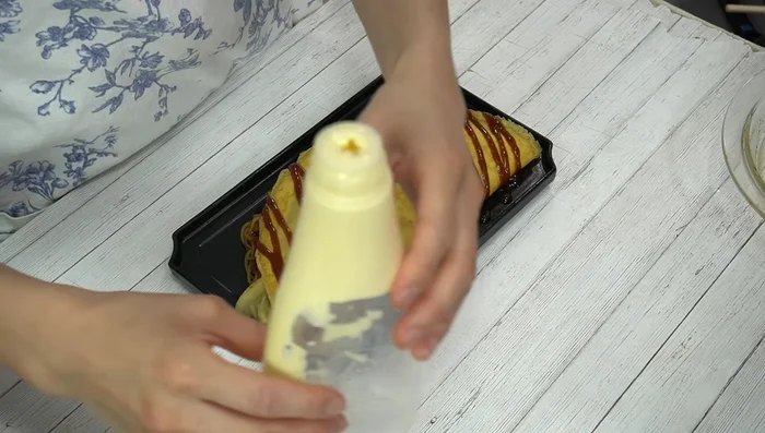 Add toppings: Drizzle with your favorite sauce, mayonnaise, and sprinkle with green onions.