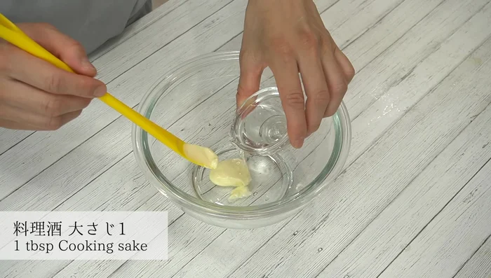 Make the batter: In a bowl, gradually add mayonnaise, then cake flour, potato starch, and water to the bowl. Mix well until slightly bubbly. Finally, add the green laver and mix. For a crispier result, chill in the refrigerator for 30 minutes, or add an ice cube and stir for 30 seconds.