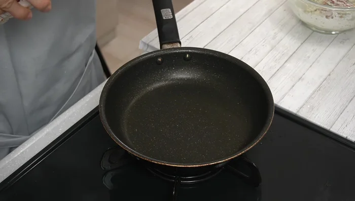 Heat the oil: Pour about 5mm of oil into a frying pan and heat over medium heat for about a minute.