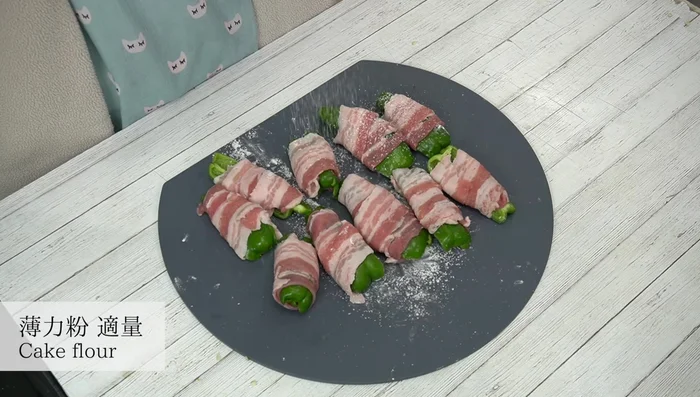 Lightly dust the rolled peppers with flour again.