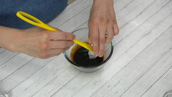 Combine cooled black sugar, heavy soy sauce, and water. Mix well.