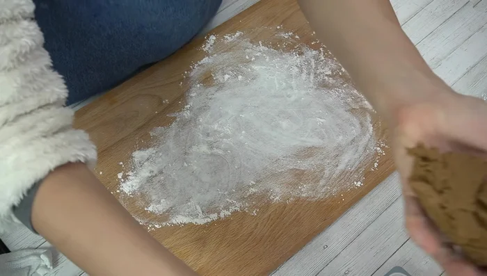 Sprinkle flour on the cutting board, knead the dough, and divide it into 6 equal parts.