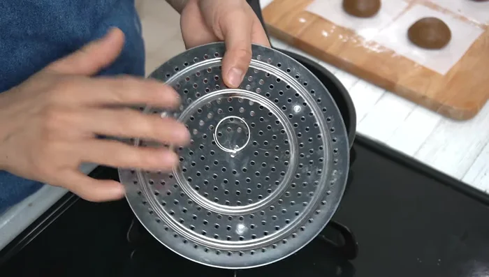 Steam the Karinto Manju using a steaming plate in a frying pan with about 1cm of water for 10 minutes. If using a regular steamer, follow the same timing.