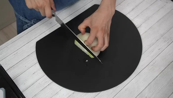Finely chop the onion. Microwave the chopped onion in a heat-resistant bowl (loosely wrapped in plastic wrap) at 600W for 1 minute. Let it cool completely.