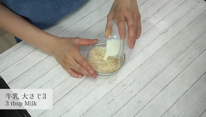 Soak breadcrumbs in milk until softened.