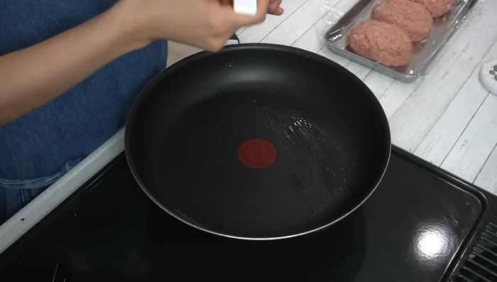 Heat salad oil in a frying pan over medium heat. Gently place the patties in the pan, making a slight indentation in the center of each.