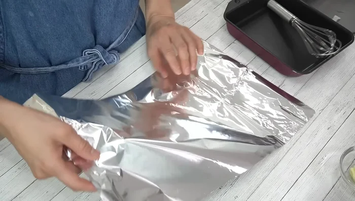 Prepare the aluminum foil tube: Cut a 30cm piece of aluminum foil, fold in half, and wrap it around the handle of your whisk or your finger, creating a tube that matches the width of your frying pan.