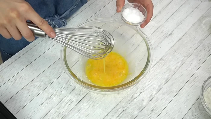 Crack eggs into a bowl, whisk lightly, add sugar and mix quickly to prevent lumps.
