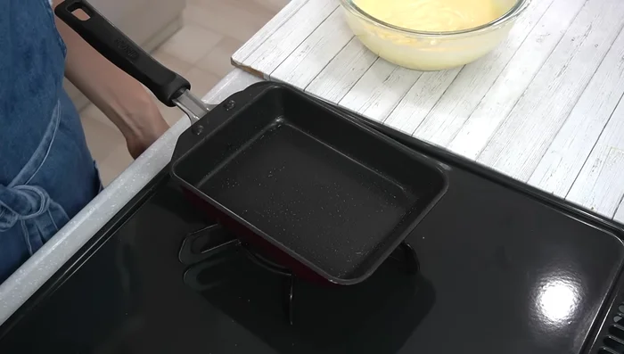 Heat the frying pan with salad oil over medium heat.