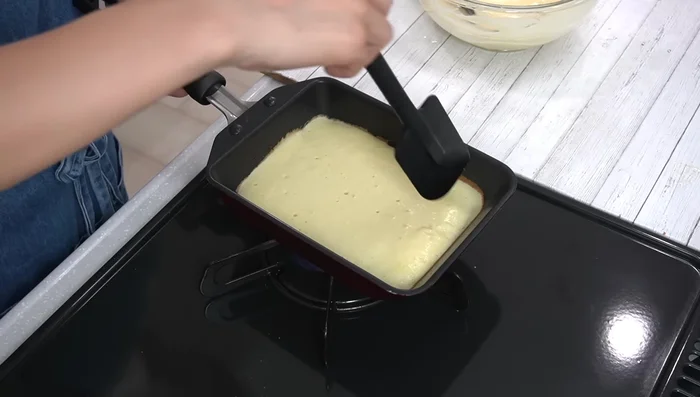 Remove the browned edge of the first layer. Place the aluminum foil tube in the center.