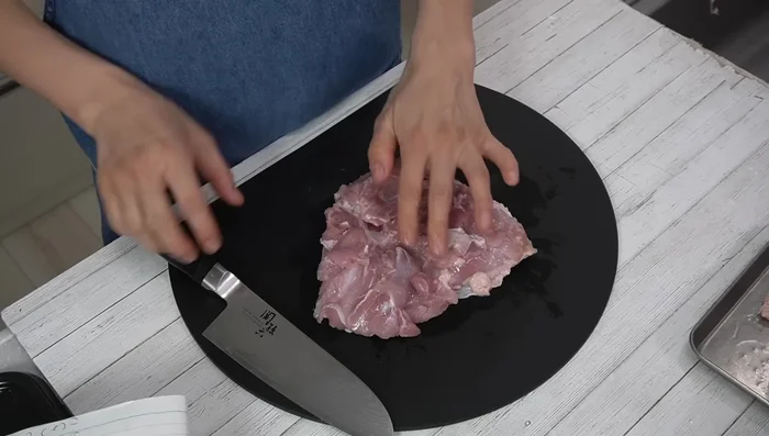 Cut the chicken into bite-sized pieces. Cut along the natural dividing lines for easier eating.