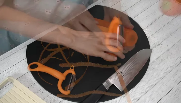 Prepare the carrots: Cut off the bottom ends of the carrots, peel them, and then thinly slice them. A slicer makes this easier, but a knife works as well. Cut the sliced carrots into thin strips.